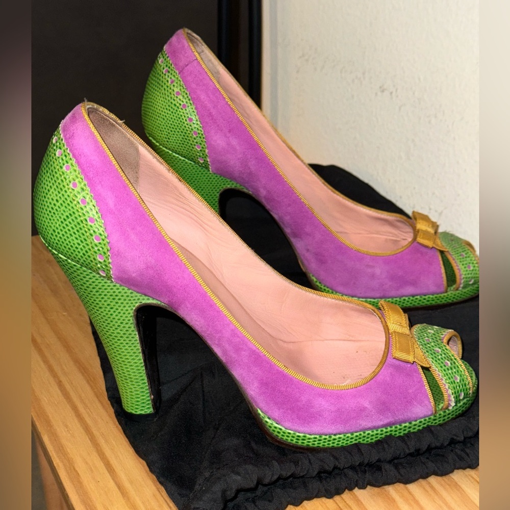 Marc by Marc Jacobs peep toe retro 40s pinup style pumps purple suede green trim